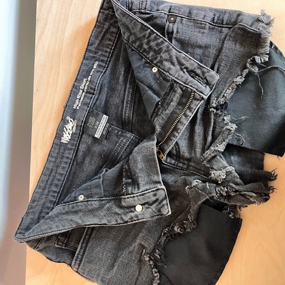 Mossimo Super Stretch High Rise Black Denim Shorts - Size 6/28 - Picture 2 of 13